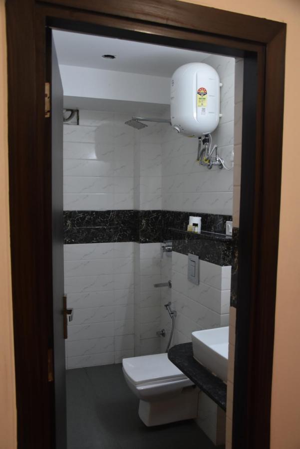 Hotel De Luxe Basai Road Gurgaon Dış mekan fotoğraf