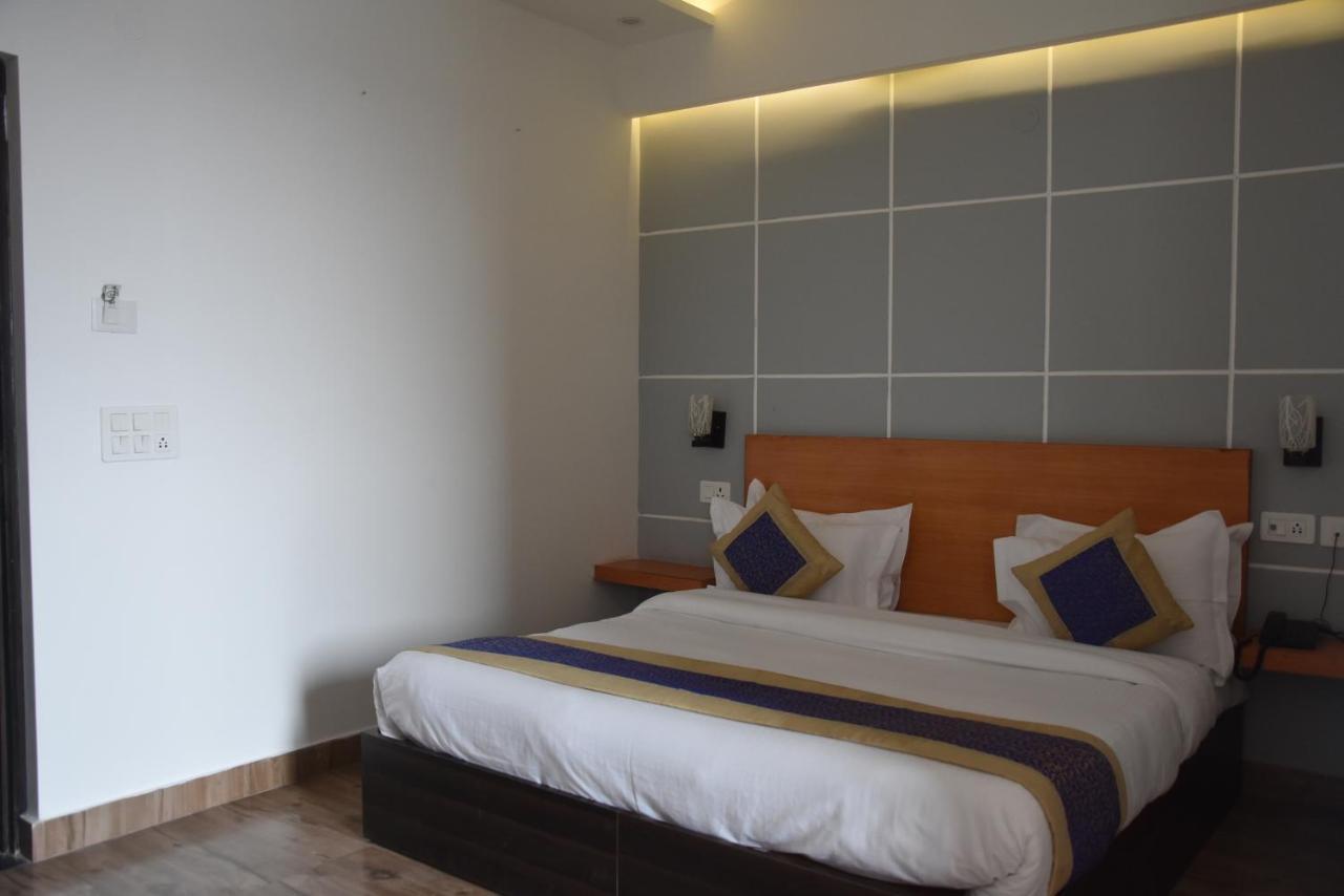 Hotel De Luxe Basai Road Gurgaon Dış mekan fotoğraf