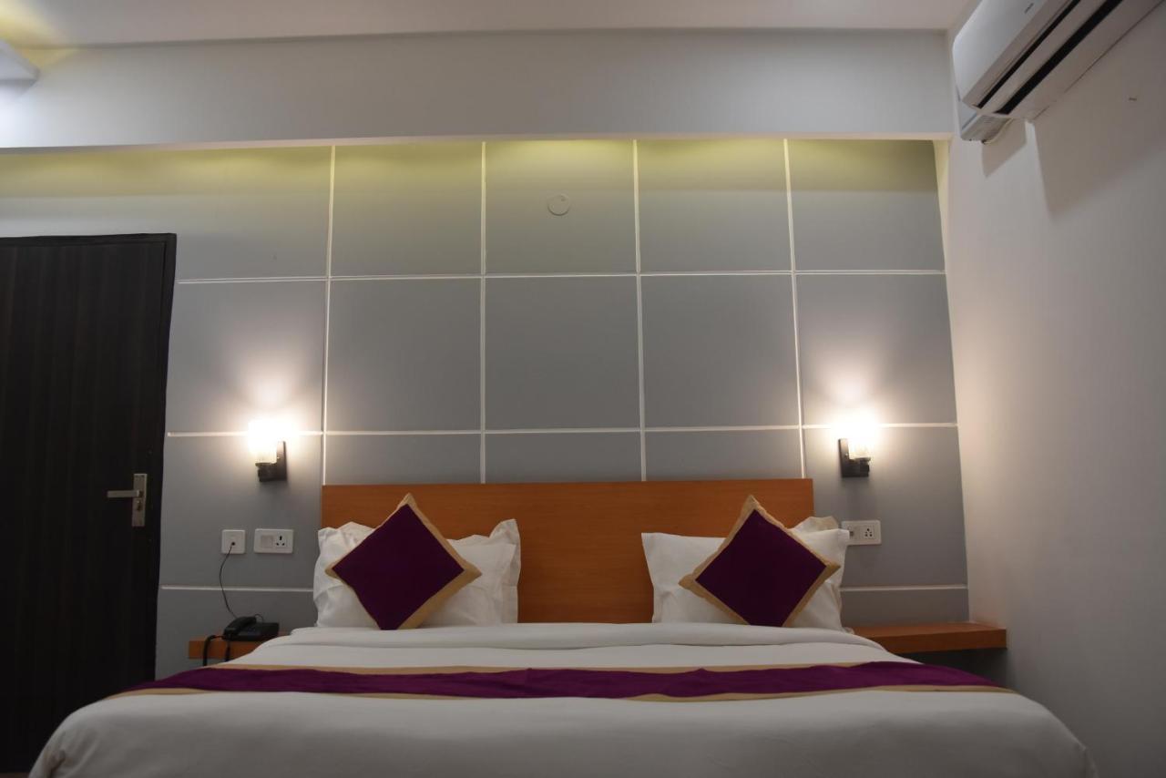 Hotel De Luxe Basai Road Gurgaon Dış mekan fotoğraf