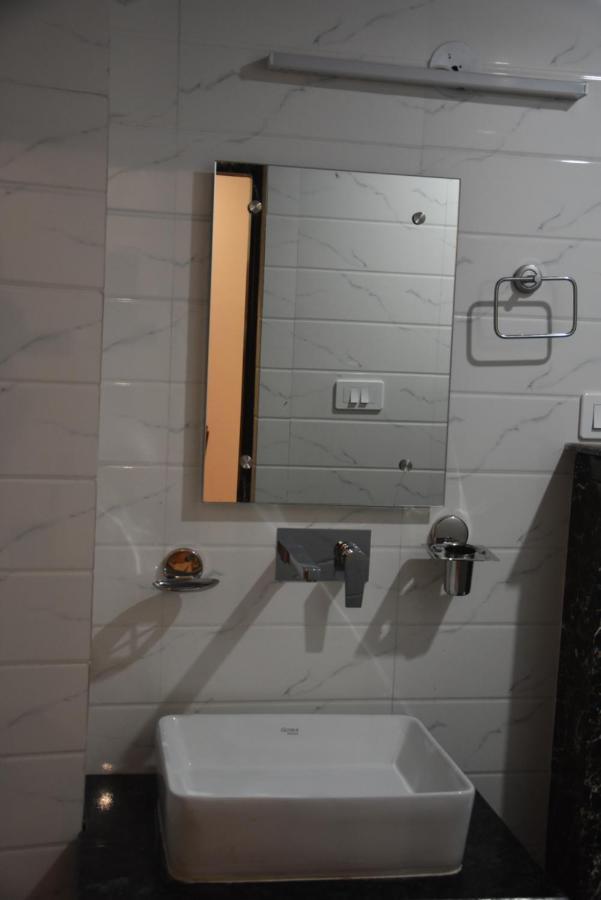 Hotel De Luxe Basai Road Gurgaon Dış mekan fotoğraf