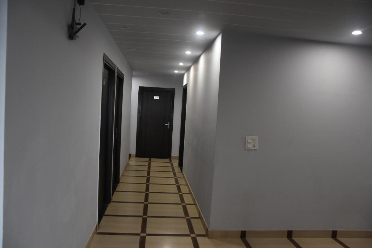 Hotel De Luxe Basai Road Gurgaon Dış mekan fotoğraf